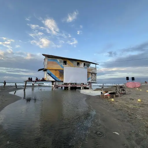 Cine a Orillas del Mar supera marea alta y anuncia nueva función en Playa El Murciélago