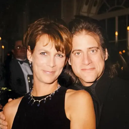 Jamie Lee Curtis cumple 27 años sobria y recuerda a Richard Lewis como la persona clave para encontrar el camino
