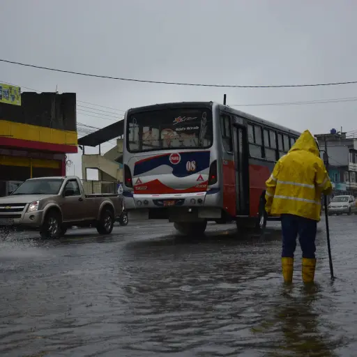 Bomberos activan plan de contingencia tras alerta naranja por lluvias en Santo Domingo