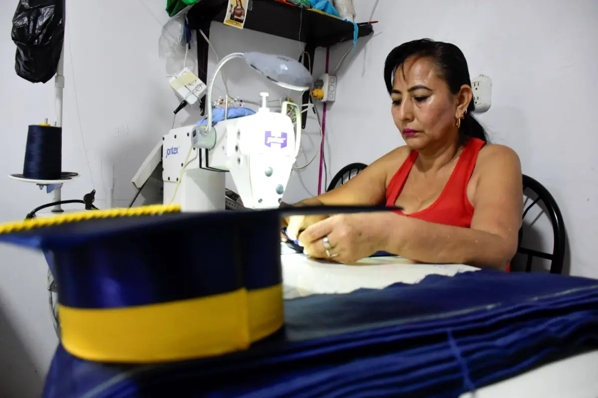  María Montes, aprovecha esta temporada para trabajar confeccionando las estolas y los birretes., El Diario