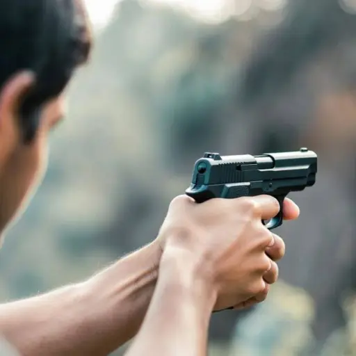 Sentencian a 19 años de prisión a un hombre por portar arma de uso policial en Quito