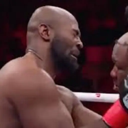 Jarrell Miller gana su combate en Nueva York tras perder su peluquín en pleno ring