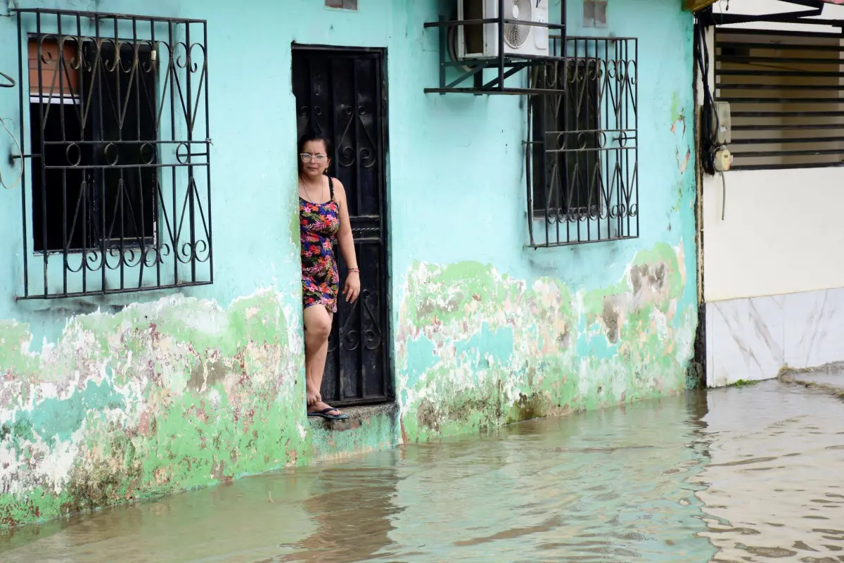 La fuerte lluvia que se registró el pasado miércoles en Portoviejo, causó acumulación de agua en varias calles de Portoviejo., El Diario