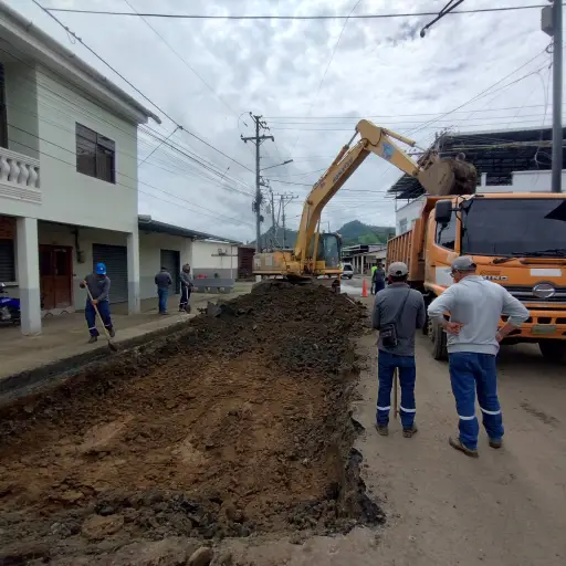 Arreglo de calles en Santa Ana revela daños en tuberías y generan cortes de agua potable