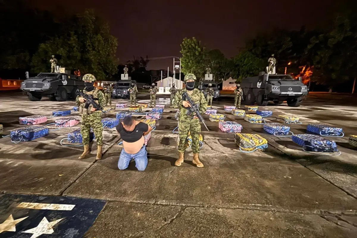 El detenido junto a la evidencia quien fue presentado en el Fuerte Militar Manabí., Cortesía