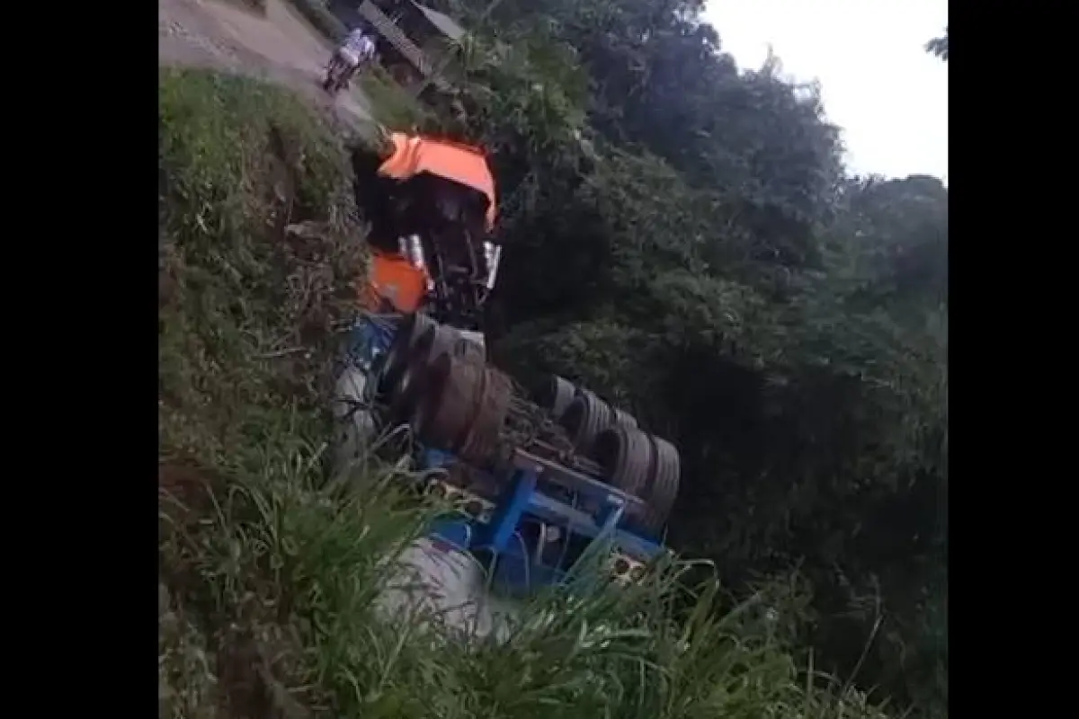Alarma en Santo Domingo tanquero volcó cerca de río y temen contaminación