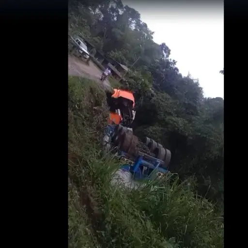 Alarma en Santo Domingo tanquero volcó cerca de río y temen contaminación