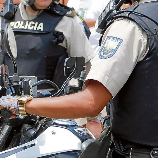 Padre e hijo enfrentan cargos tras enfrentamiento con la policía en Pedro Carbo
