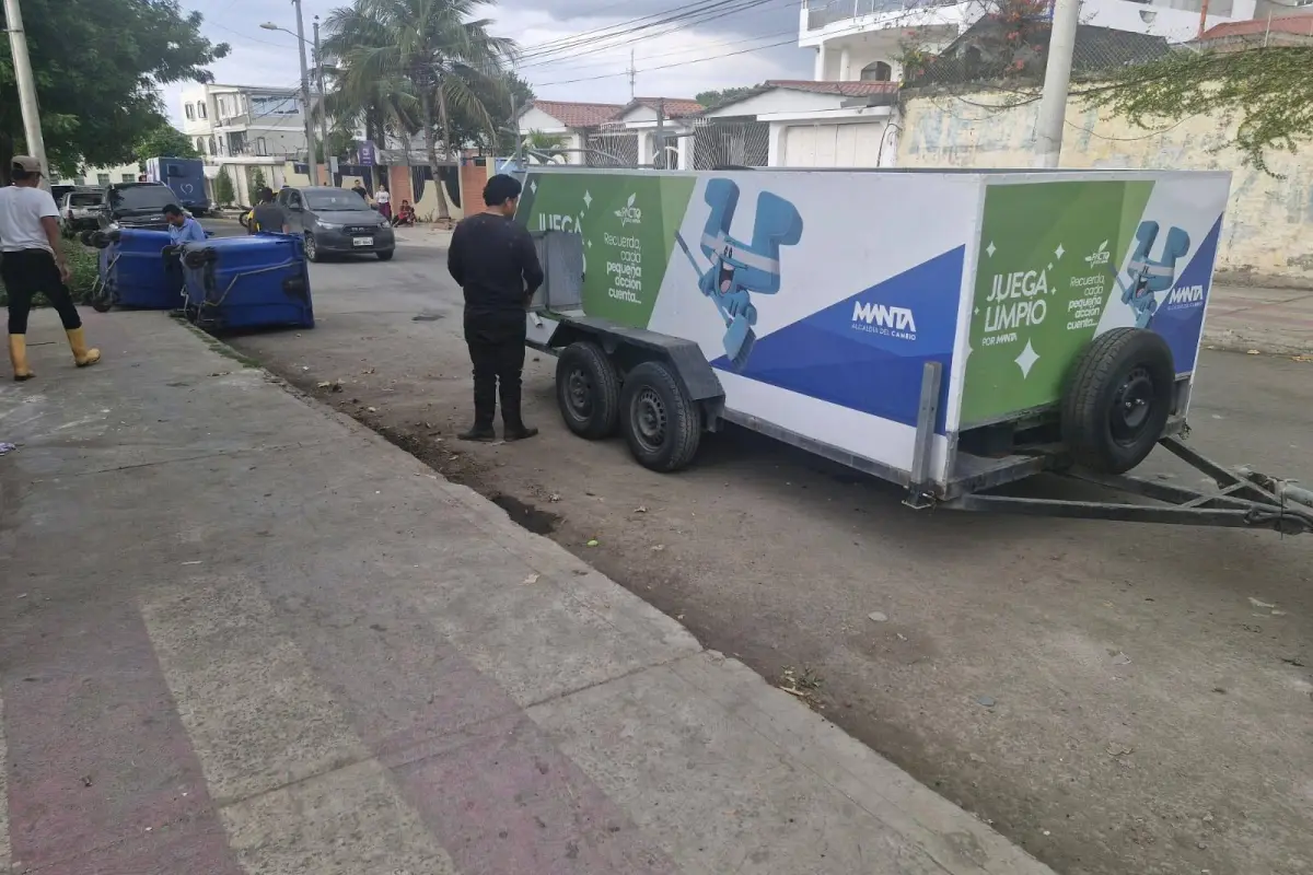 Personal de Higiene lavando los contenedores en una zona de Manta., El Diario