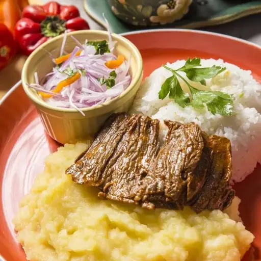 Puré de papas con carne frita: un plato clásico de la cocina casera