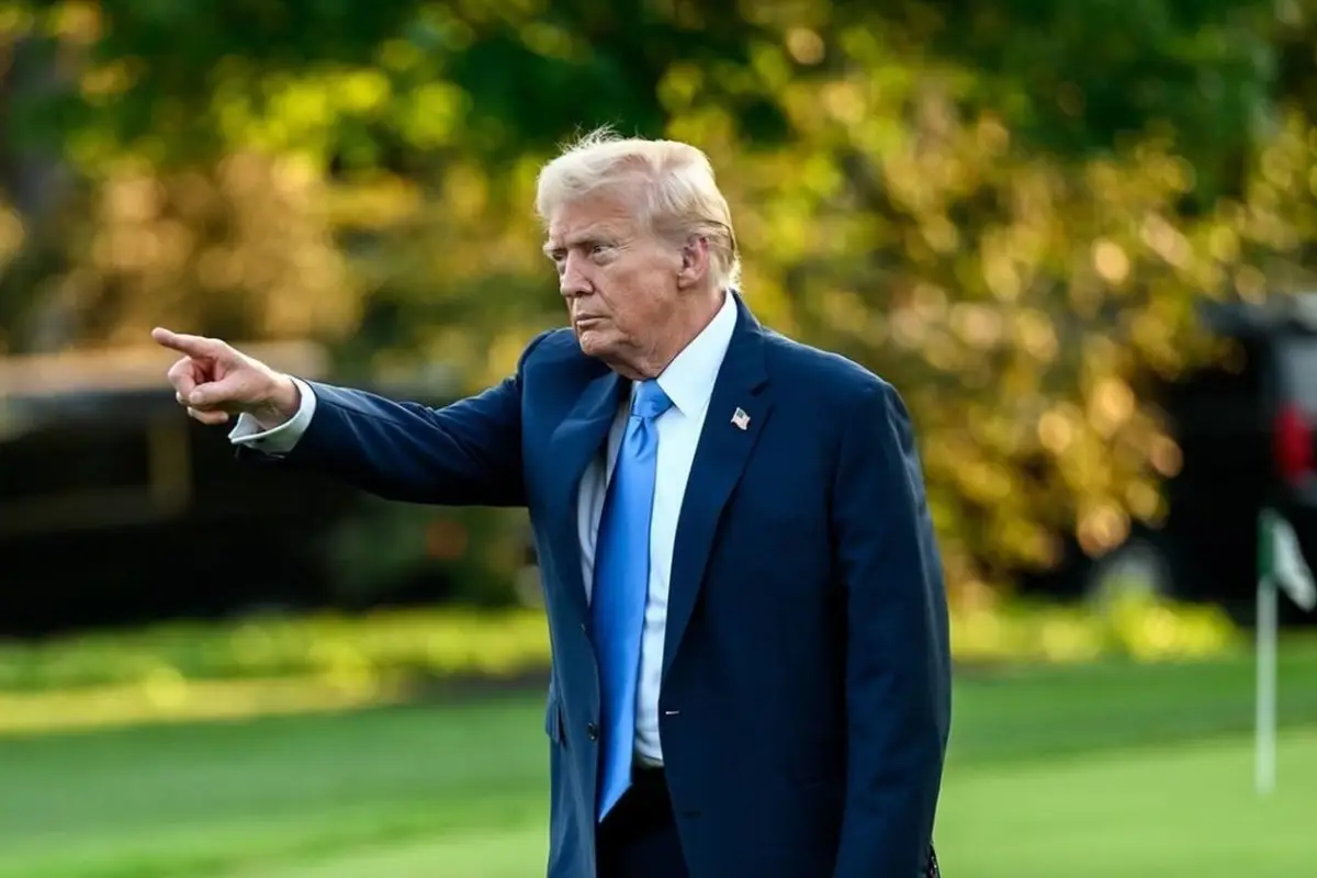 Donald Trump firma orden ejecutiva para imponer aranceles ad valorem a socios iraníes.