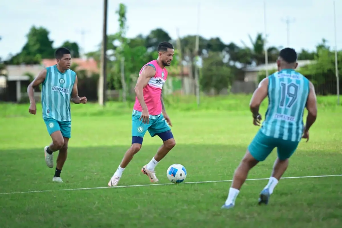 Jairon Bonnet (c) es pieza clave en el mediocampo universitario y se perfila para esta nueva temporada como parte de los elegibles a la oncena inicial., El Diario/Luis Moreira.