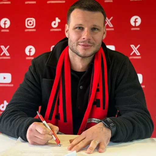 Firmó contrato con su nuevo club, pero este pequeño error desató burlas en redes sociales