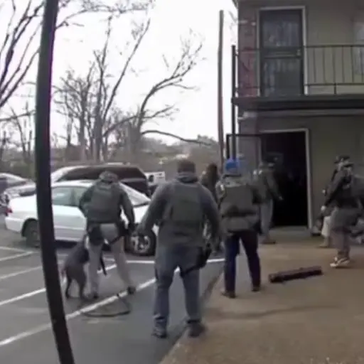 Indignación en EE. UU. por video de agente federal que agrede a un perro durante arresto