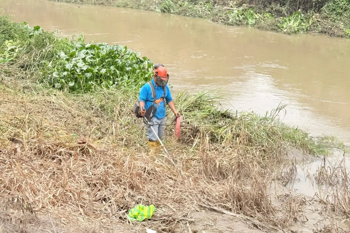 La limpieza del balneario Puerto Loor, en Rocafuerte, Kiabeth Ugalde