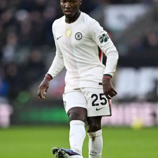 Moisés Caicedo titular en el triunfo de Chelsea sobre Wolves con hat-trick de Palmer