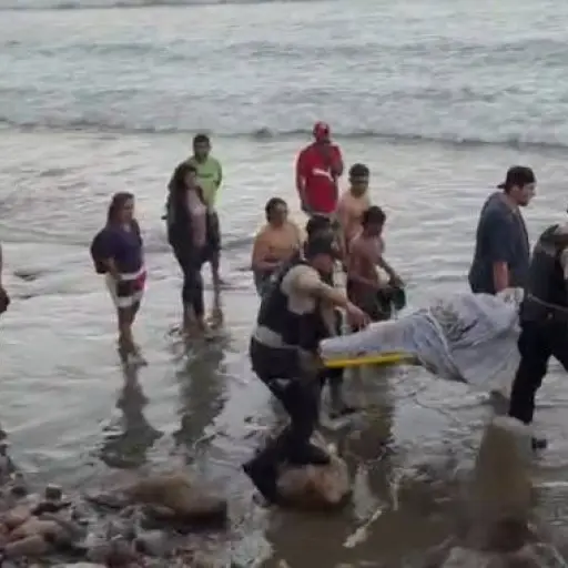 Cadáver de un hombre flotó cerca de zona hotelera de la playa El Murciélago, en Manta