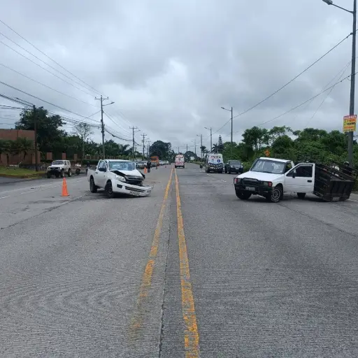 Accidente de tránsito en la vía Chone deja dos heridos y daños en dos camionetas en Santo Domingo