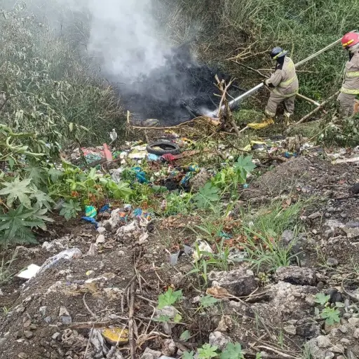 Incendio provoca alarma en Portoviejo tras quema de neumáticos en las riberas del río