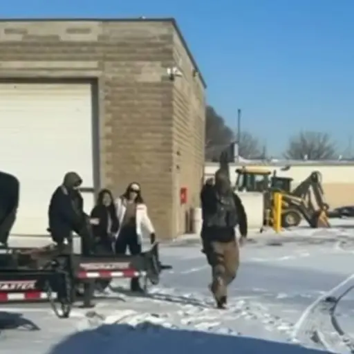 ICE detiene a madre ecuatoriana en Minneapolis mientras su esposo solicita su liberación 