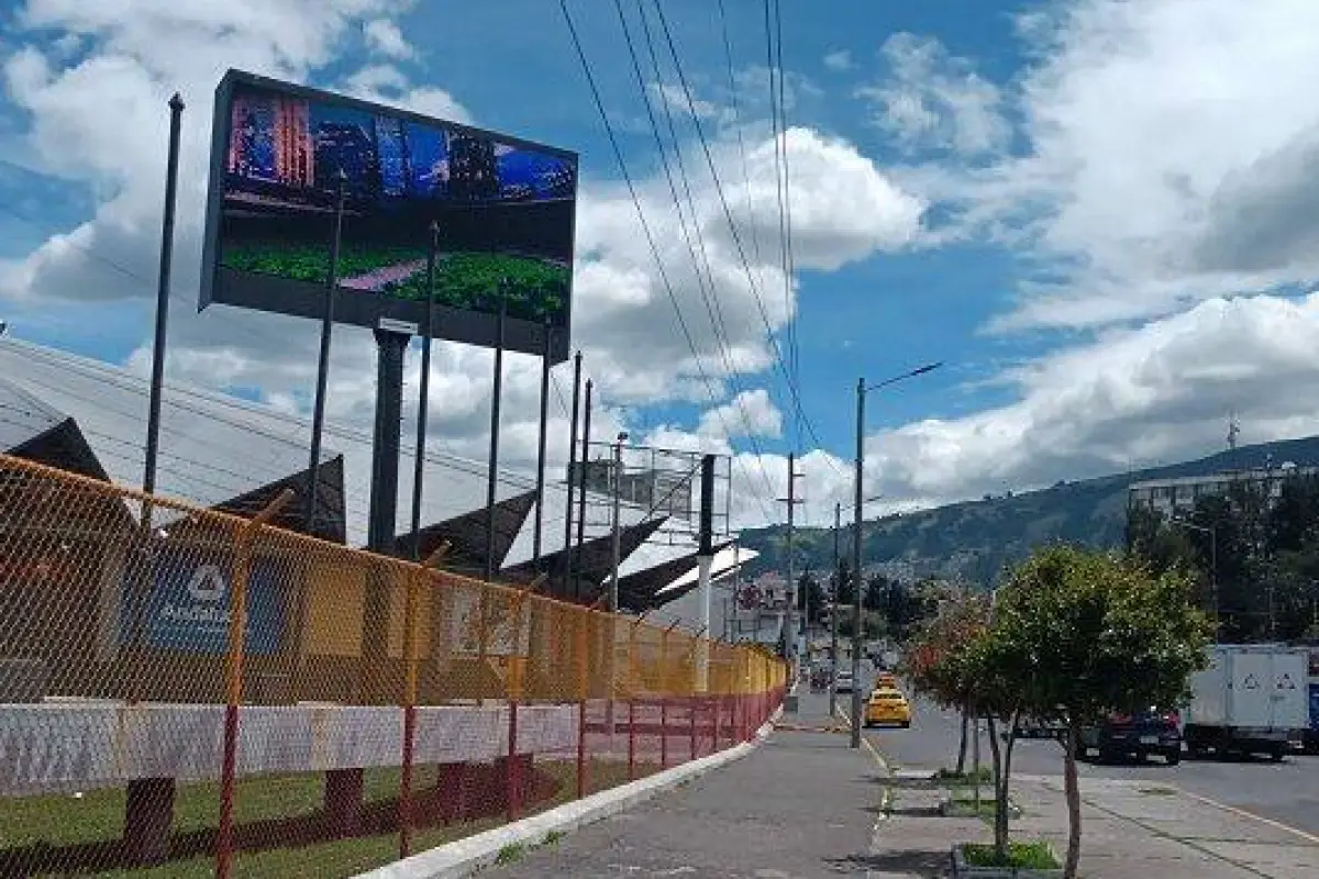 Los letreros deben ser regularizados., Quito Informa