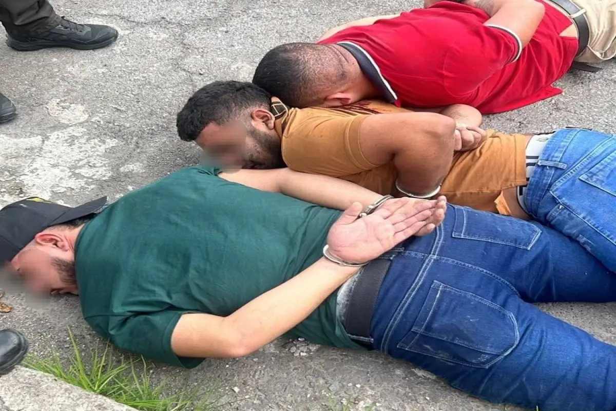 Momentos en que parte de los integrantes de la banda delictiva fueron abordados por los policías., Cortesía