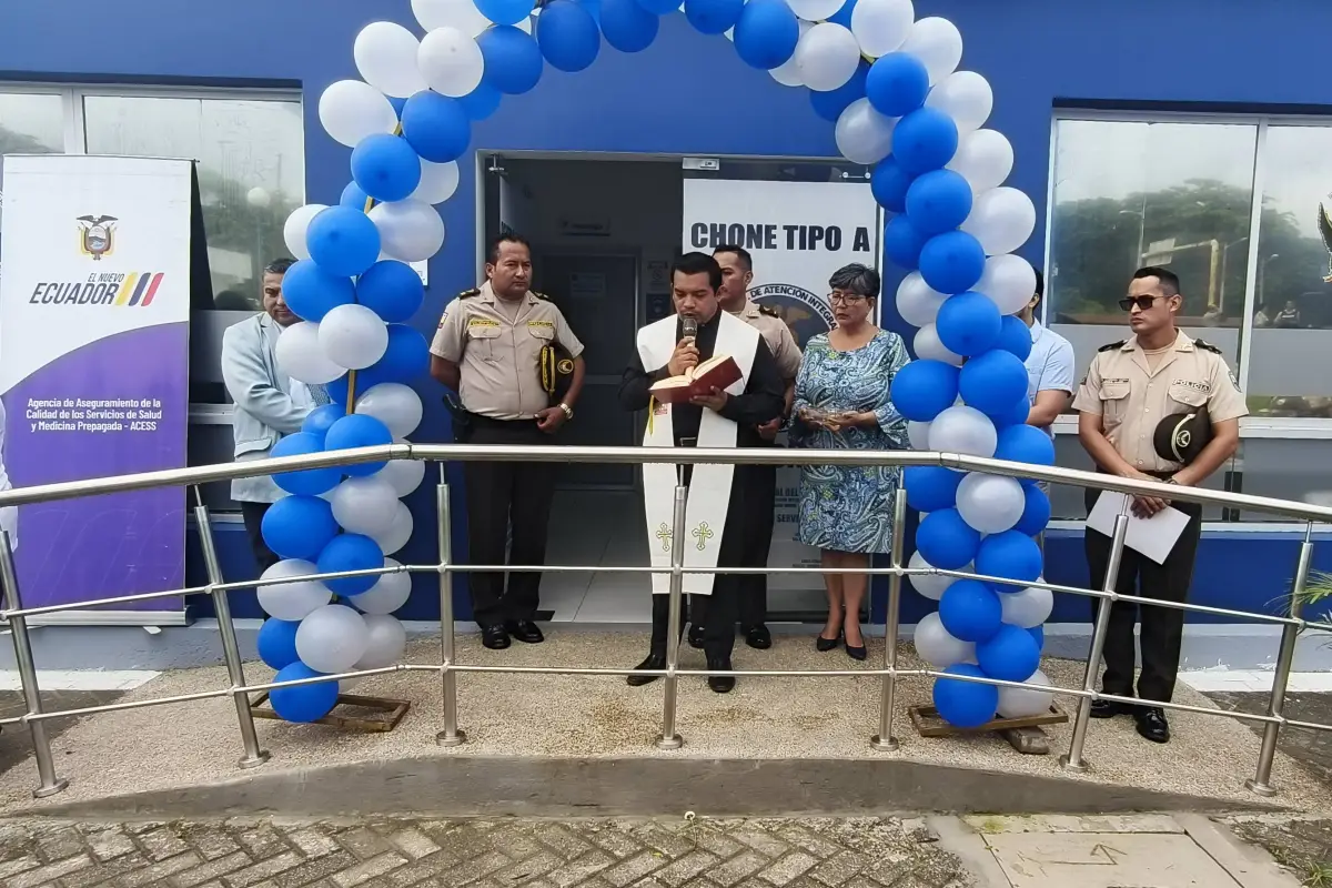 Un sacerdote da la bendición al centro de salud policial que ya atiende en Chone, César Vélez