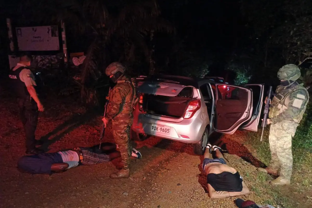 Persecución, disparos y vuelco operativo en Puerto Quito termina con armas y carros robados decomisados