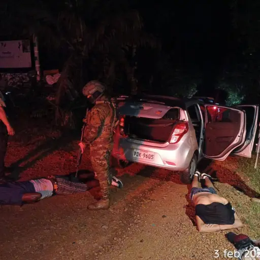 Persecución, disparos y vuelco: operativo en Puerto Quito termina con armas y carros robados decomisados