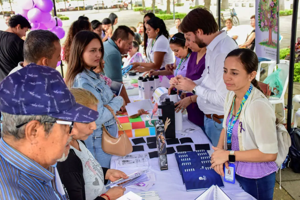 Personal de la Dirección de Desarrollo Humano y Social del Municipio de Portoviejo, brindó charlas a las personas,, El Diario