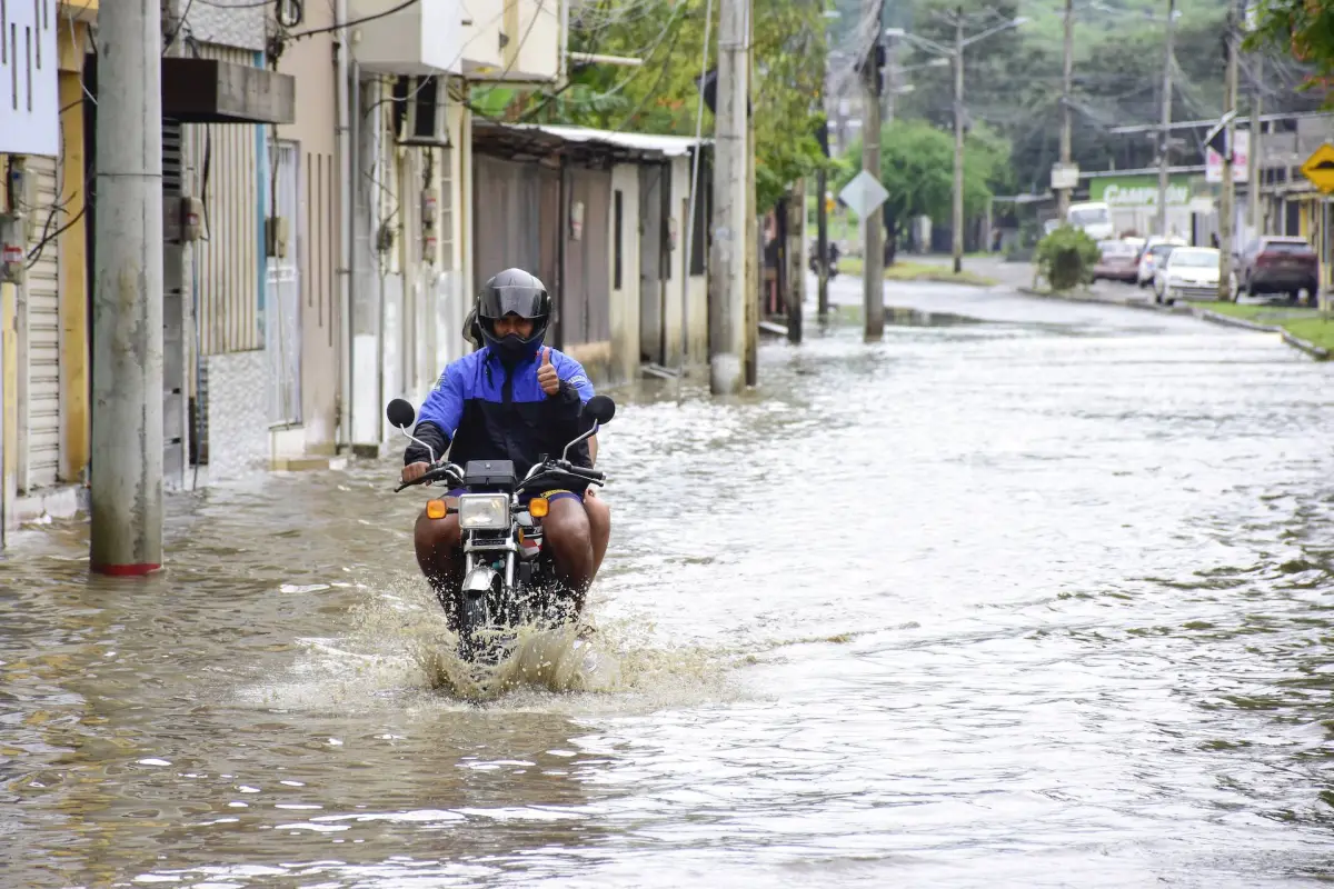 Una motocicleta circulando en la calle de ingreso a la ciudadela Las Orquídeas., El Diario/Luis Moreira.