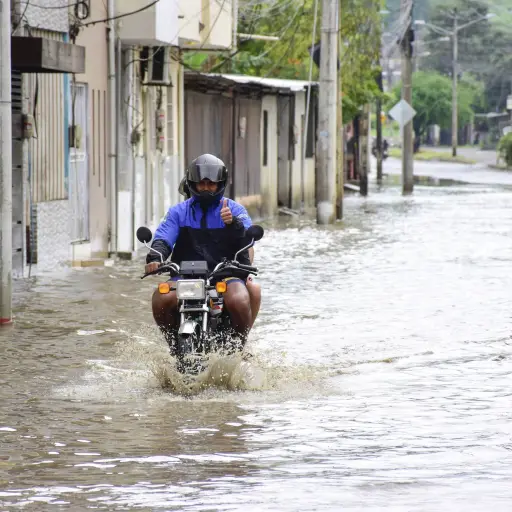 Lluvia ocasionó colapso de alcantarillas y acumulaciones de agua en calles y avenidas de Portoviejo