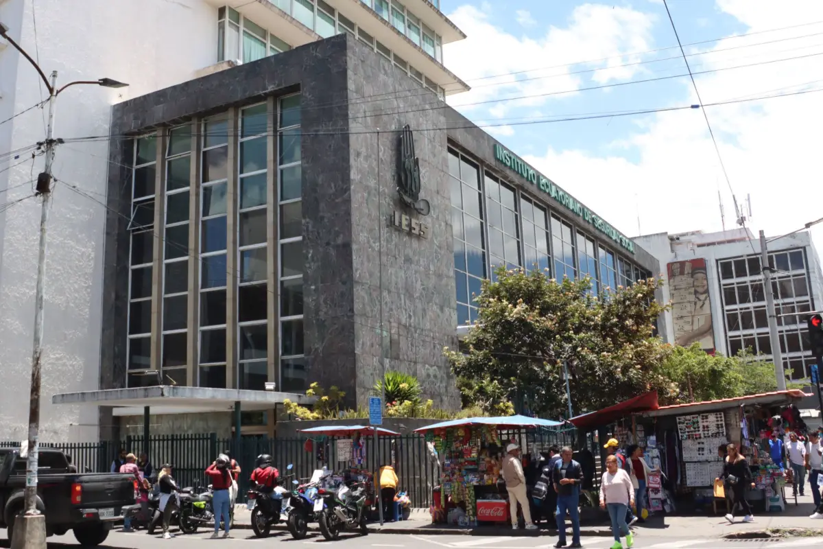 Cirugía con tecnología 4K en hospitales del IESS.