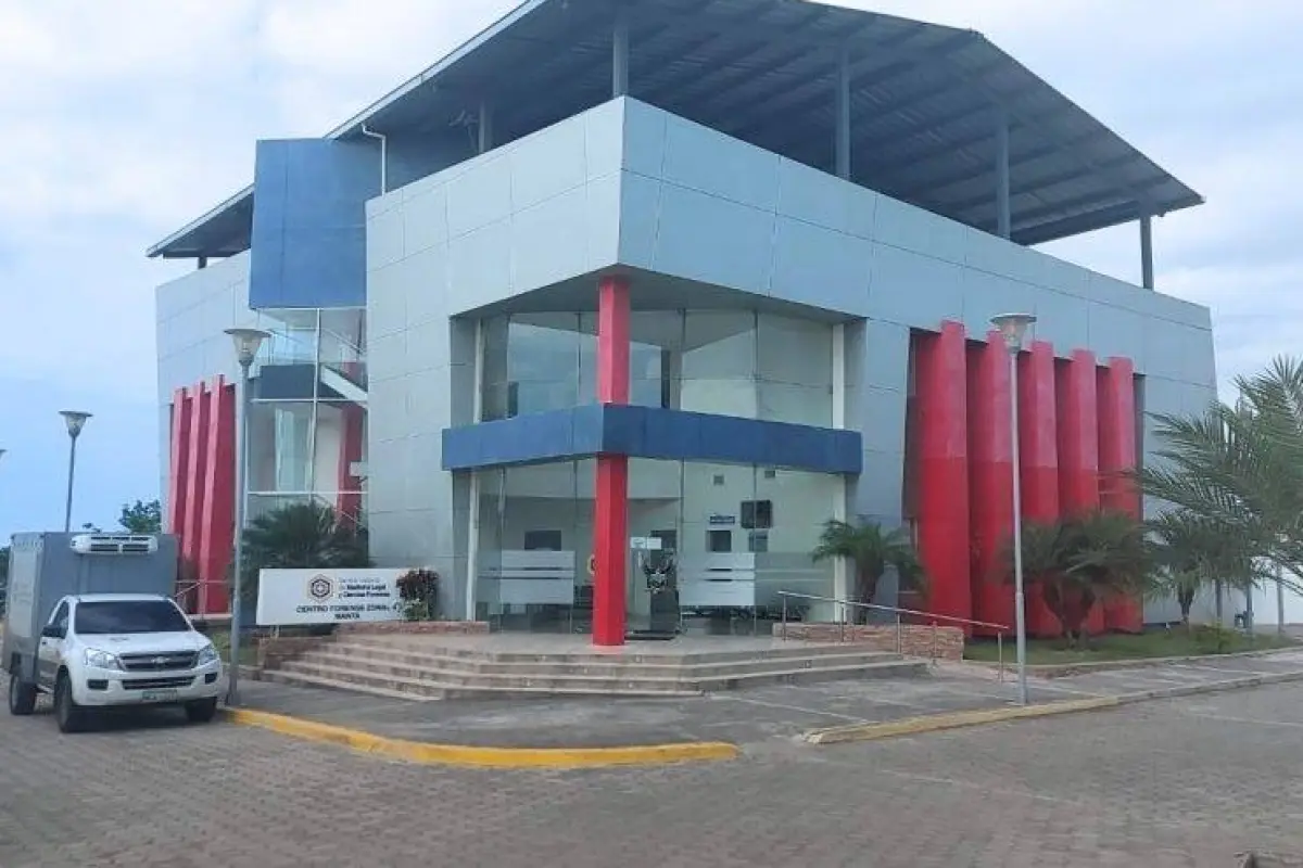El cuerpo del menor fue llevado al Centro Forense de Manta para la autopsia de rigor., Redes sociales