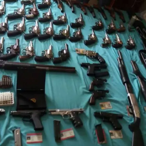 Prisión preventiva para uno y medidas cautelares para otro tras decomiso de armas en Guayaquil