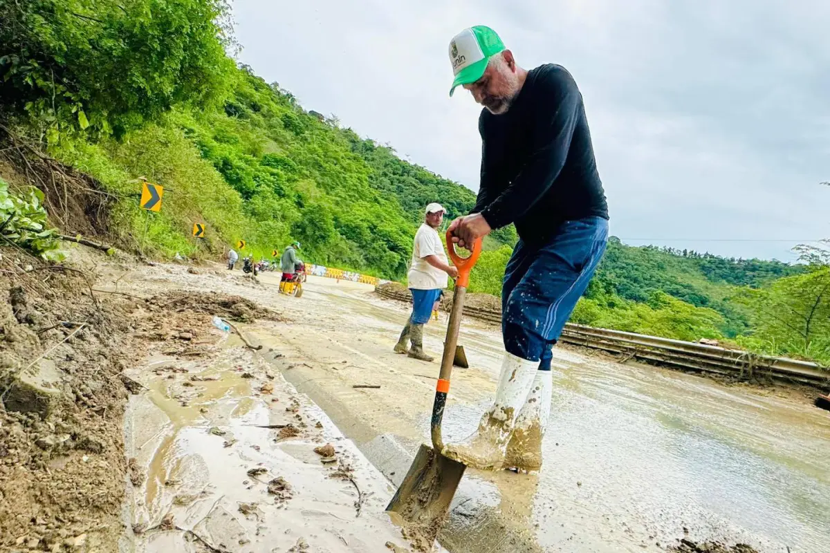 Obreros quitan el lodo que se ha desprendido de las laderas del cerro Junín, Erika Lucas