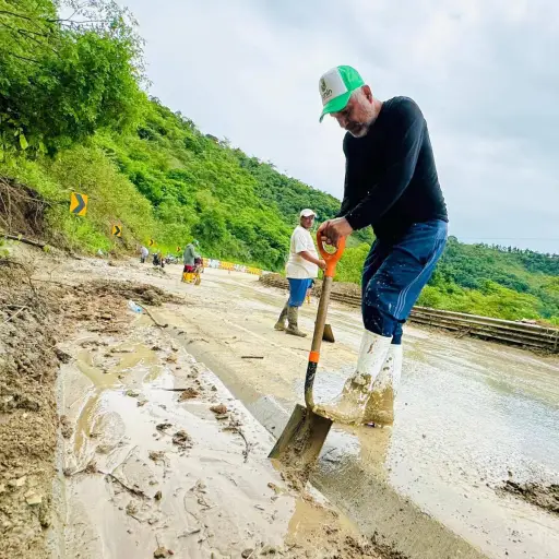 Lluvias reactivan riesgos en la vía Junín–Portoviejo y amenazan la variante provisional