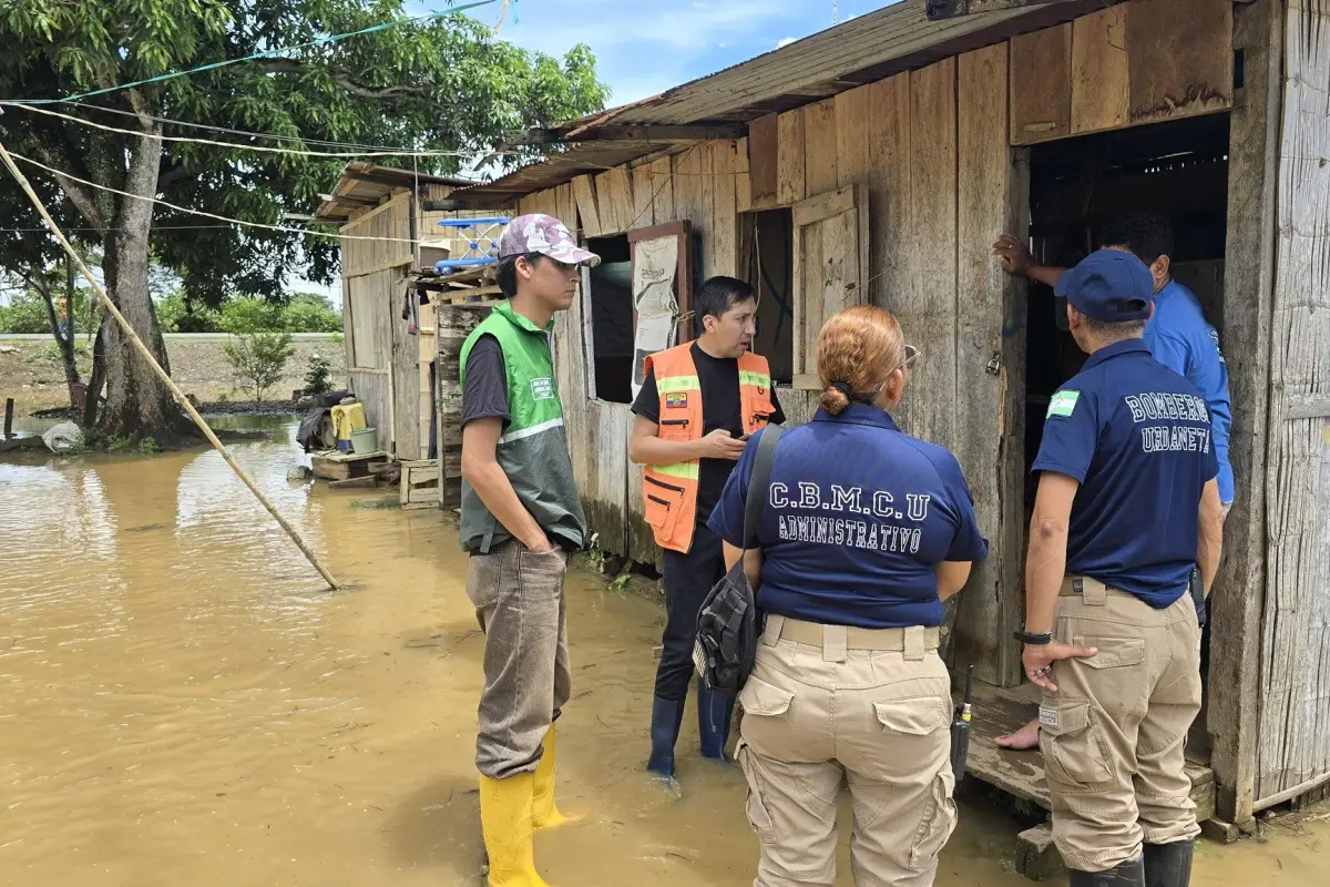 Inundaciones y vías bloqueadas por fuertes lluvias en Ecuador.