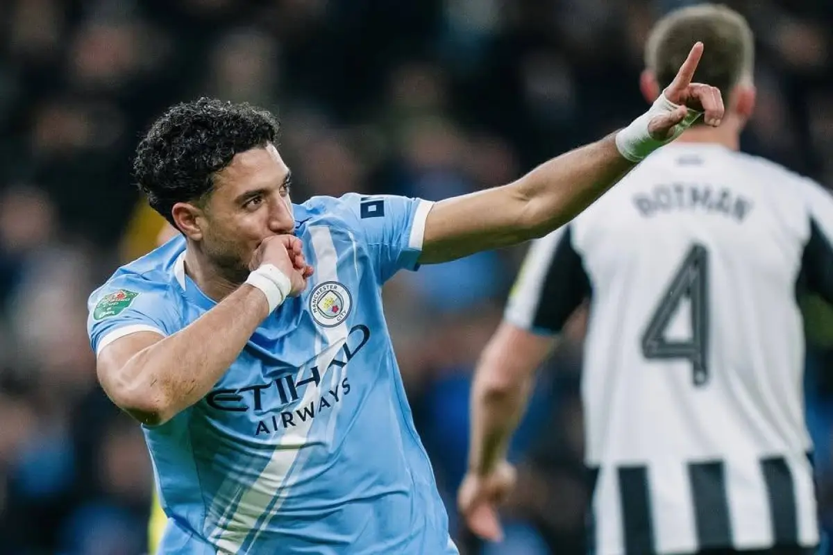Manchester City supera a Newcastle y se medirá en la final ante Arsenal de Piero Hincapié.