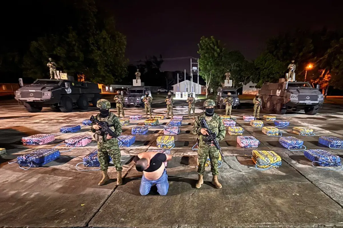 Miembros de las Fuerzas Armadas interceptaron en el paso lateral del cantón Tosagua un cargamento de droga., Fuerzas Armadas