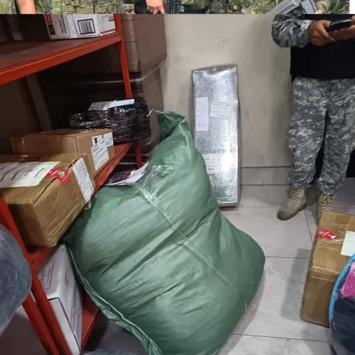 Desmantelan mercadería de marcas reconocidas incautada en operativos sorpresivos.
