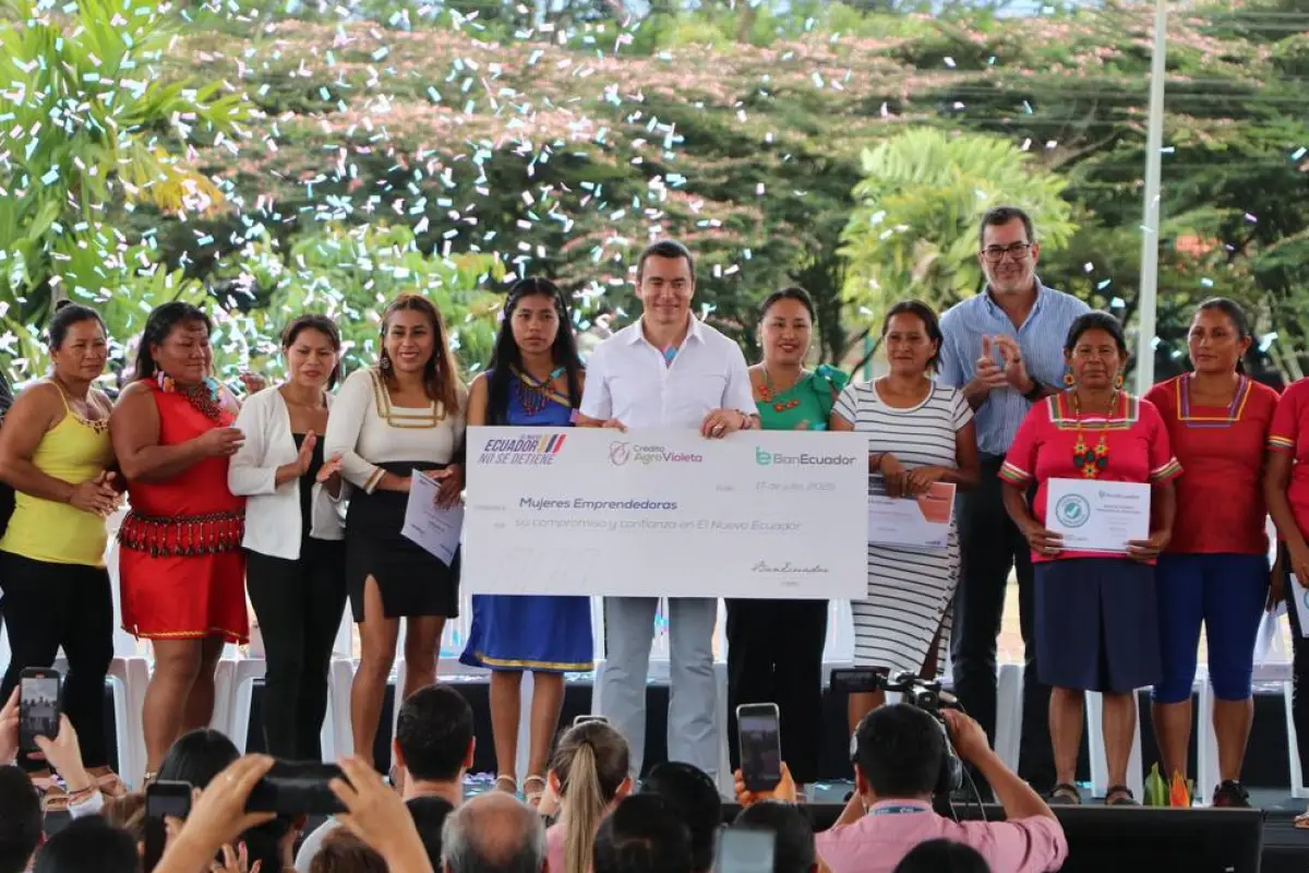 Presidente Daniel Noboa presenta crédito Emprende Violeta para mujeres emprendedoras en Ecuador.
