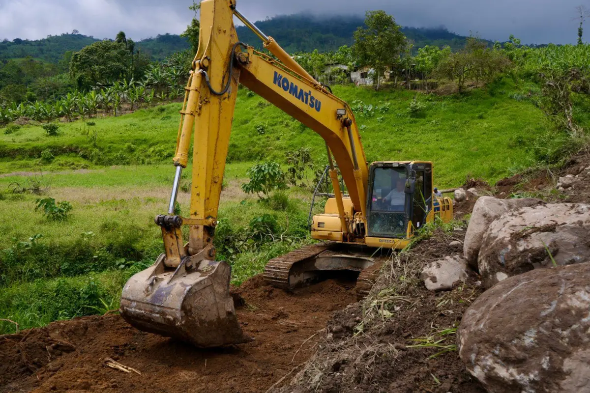 La maquinaria acudió al sitio de la emergenecia., Prefectura de Santo Domingo de los Tsáchilas