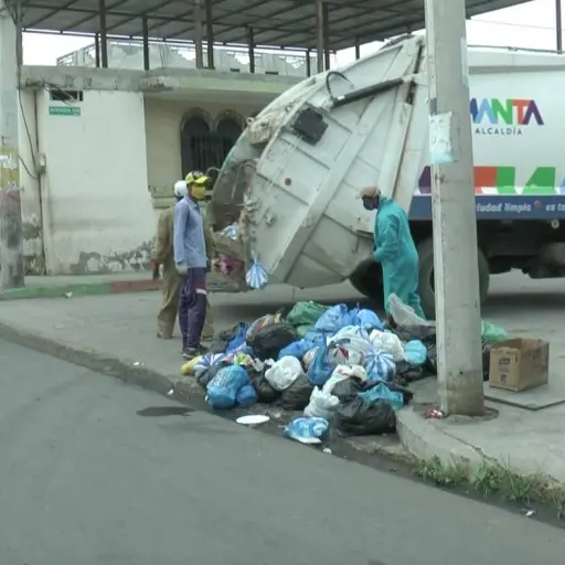 Manta moderniza recolección de basura con música en sus carros recolectores