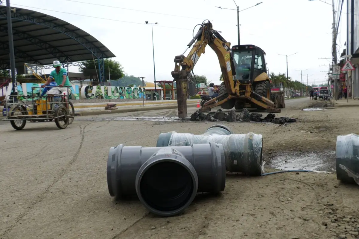Actualmente, obreros y maquinaria del Plan Triple A trabajan en el centro de la parroquia Calderón., El Diario.