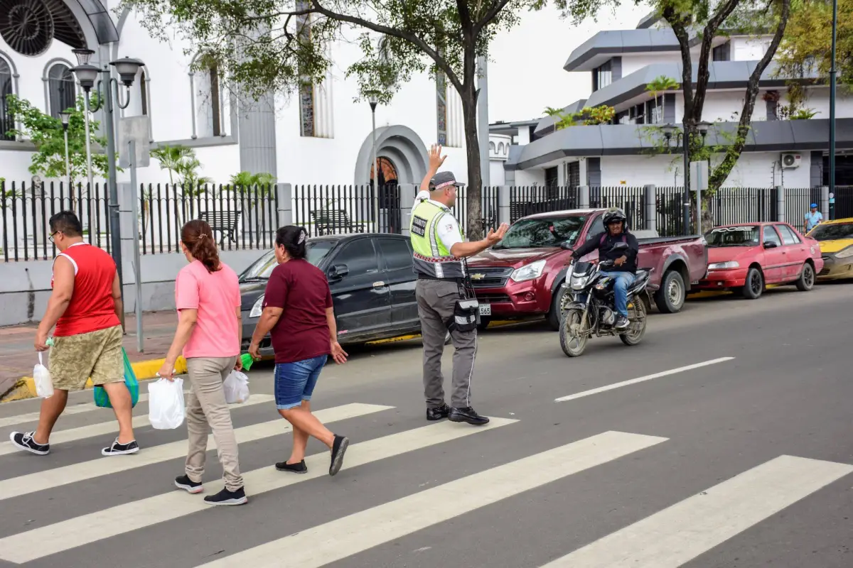 Un agente civil de Portovial, mientras realiza el control del tránsito en el casco urbano de Portoviejo., El Diario