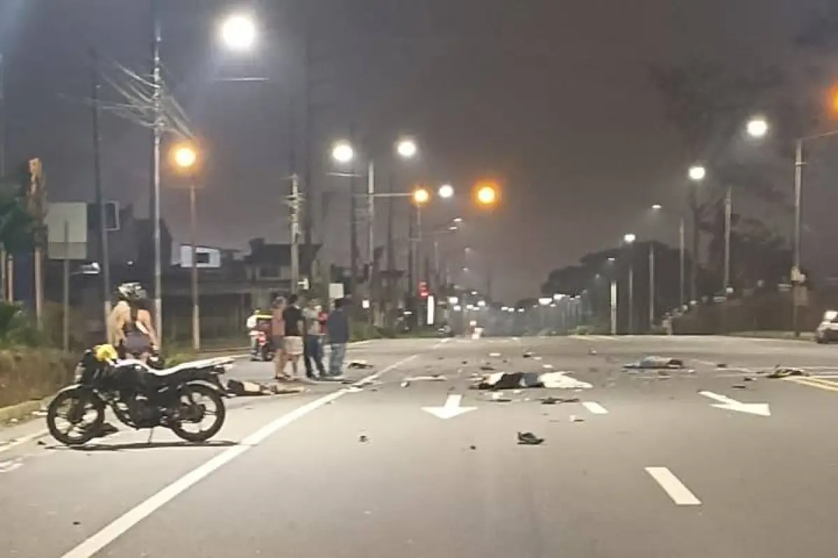Un accidente en Santo Domingo dejó tres fallecidos tras el choque entre un taxi y una motocicleta en la vía a Quito.