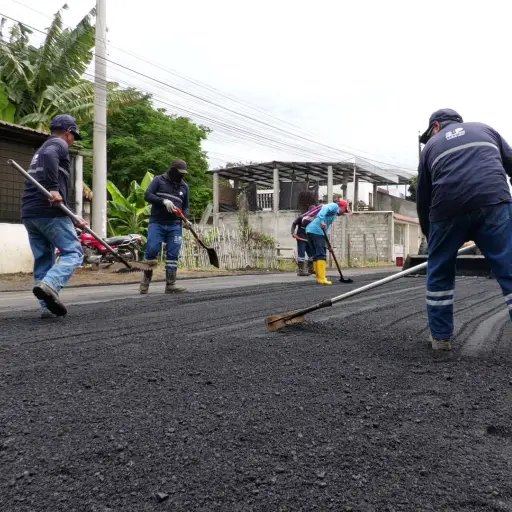Municipio de Portoviejo realiza bacheo en la calle Víctor Vélez para facilitar la movilidad en la zona norte