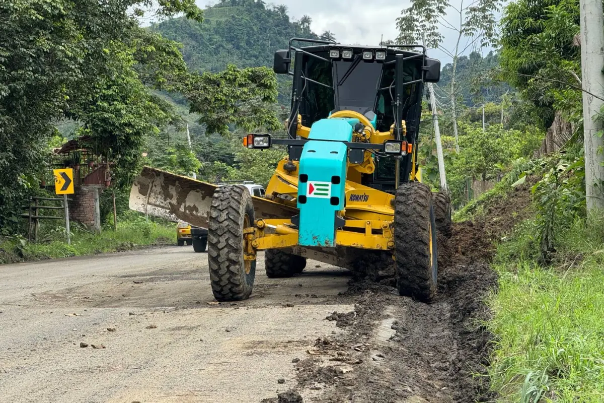 Maquinaria de la Prefectura de Manabí en trabajos en la vía Santa Ana-Olmedo, Redes