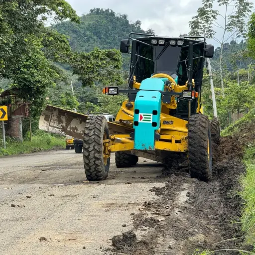 Estabilización de taludes y limpieza de drenajes en Visquije, en la vía Santa Ana-Olmedo